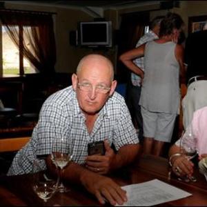 By Eagles Cliff Wynkelder het hierdie drie lede dit nie ‘n geheim gehou dat hulle die wynproetoer baie geniet nie. Vlnr Genevieve Bailey saam met Wally en Marietjie van Coller. 