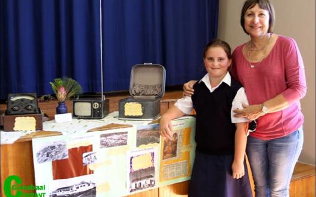 Nina van der Werf staan hier by Juffrou Heidi Chivell.  Haar  ‘Van Toeka tot Nou’ uitstalling het onder andere bestaan uit ‘n Universal Avo meter wat uit 1944 dateer en ‘n Micro TV wat in 1964 in Japan gebou is.