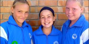 Altesaam veertien netbalspelers van Laerskool Gansbaai is vir die Walkerbaai spanne gekies.  Hulle neem vroeg in die tweede kwartaal aan die Overberg netbalproewe deel.  Die o/11 span is van links:  Lisa-Mari van Wyk (VV), Nel Stieger (V) en Danica du Toit (D). 