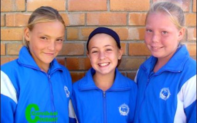 Altesaam veertien netbalspelers van Laerskool Gansbaai is vir die Walkerbaai spanne gekies.  Hulle neem vroeg in die tweede kwartaal aan die Overberg netbalproewe deel.  Die o/11 span is van links:  Lisa-Mari van Wyk (VV), Nel Stieger (V) en Danica du Toit (D). 