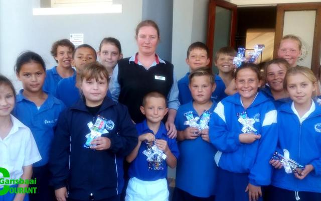 Leerders van Laerskool Gansbaai is hard aan die werk om fondse in te samel vir hul jaarlikse pretstap.  Chris en Petra van Rensburg van OK Foods het 200 sjokoladestafies aan die skool geskenk om die jongklomp aan te moedig om hul borglyste vol te kry.  Vir elke voltooide borglys, met ‘n waarde van R150, ontvang die leerling een van die lekkernye.  Nicolene Lötter het OK Foods verteenwoordig. Leerders is baie opgewonde oor die pretstap wat aan die einde van die eerste kwartaal plaasvind. OK Foods het behoorlik hul harte ‘tjoklits’ laat klop.