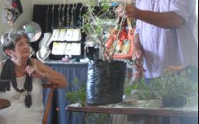 Derek Zeller, gasspreker tydens die Bietoubossers se besoek aan Groeneweide Kwekery, het met groot geduld al die vrae van die Boetoubossers oor tuinbou in kusgrond beantwoord, met Jeanette Gericke wat aandagtig luister.