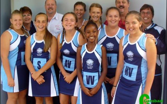 Laerskool Gansbaai se 0/13A netbalspan, wat met die louere in Bredasdorp weggestap het, pronk hier in hul nuwe netbalrokkies. Voor vlnr Lynmari Liebenberg, Monique Hugo, Nadine Groenewald, Jaydene Pieterse, Nadine Kriel en  Cailyn Smit. Agter vlnr Jolette Bezuidenhout (onderwyser), De Wet van Niekerk (borg), Anita Vermeulen, Anrie van Niekerk, Morkel van Niekerk (borg) en Marlene Koeke-moer (onderwyser).