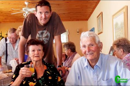 Hans en Elize Crous,  wat  Gansbaai  na  17 jaar verlaat, tydens ‘n afskeidgeselligheid wat hulle  vir  hulle Gansbaai vriende gereël het. Een van hulle seuns, Günther Crous, staan agter hulle.