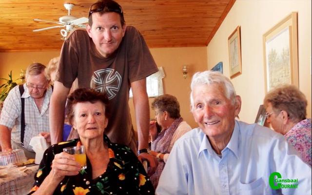 Hans en Elize Crous,  wat  Gansbaai  na  17 jaar verlaat, tydens ‘n afskeidgeselligheid wat hulle  vir  hulle Gansbaai vriende gereël het. Een van hulle seuns, Günther Crous, staan agter hulle.