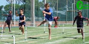 Saterdag se Mini Atletiekdag by Laerskool Gansbaai was ‘n groot fees. Hier is die hekkiesnaellope aan die gang.