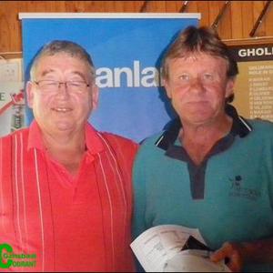 Leon Hattingh (regs), wenner van die Sanlam Kanker Gholf Uitdaagreeks in die A-Afdeling met 35 punte, hier langs Louis van der Vyver,  van Sanlam. 