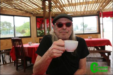 Anton Goosen kuier rustig oor ‘n sterk koppie koffie by Tuscany Restaurant, terwyl hy van sy interessante reise oor die wêreld vertel. Sy reeks oor Bob Dylan is ‘n heerlike laataand luisterprogram op RSG.