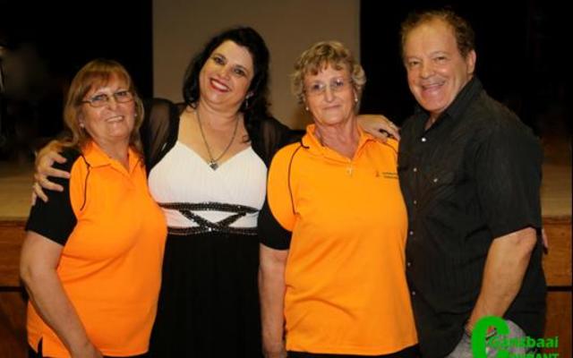 Maretha Geldenhuys,  (derde van links) voorsitter van Gansbaai Helpende Hand vertel dat sy oorbluf was oor die goeie opkoms by die Duet konsert getitel, Sy en Satyn.  Hier staan sy saam met die Helpende Hand tesourier, Melody Scheepers, die sopraan Belia en tenoor Manuel Escorcio.