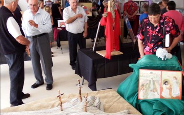 Belangstellendes wat die Lydenstyd- en Paaskunsuitalling in die Pretorius-sysaal van die NG-gemeente bygewoon het, was dit eens dat dit ‘n leersame en puik uitstalling was.