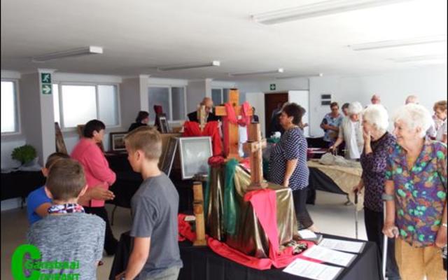 Belangstellendes wat die Lydenstyd- en Paaskunsuitalling in die Pretorius-sysaal van die NG-gemeente bygewoon het, was dit eens dat dit ‘n leersame en puik uitstalling was.