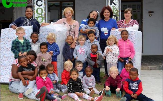 Twee vroue wat hulle gewig ingooi om van hul omliggende leefwêreld ‘n beter plek te maak, is Nicolette Botha-Guthrie en Riana de Coning. Albei is DA-raadslede van die Overstrand Munisipaliteit en is onderskeidelik woonagtig in  Hermanus en Gansbaai.  Hier glimlag Nicolette (tweede van links) saam met Riana de Coning (tweede van regs), en die skoolhoof, Lisa Vos (heelregs). Die foto is geneem tydens die oorhandiging van 14 broodnodige matrassies aan die skool.