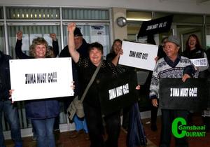 Gietende reën keer hulle nie