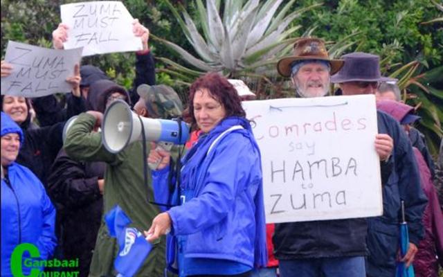 Riana de Coning wie die optog gelei het, was waternat, maar was dankbaar oor die Gansbaaiers wat kom wys het dat hulle saamstaan vir ‘n saak waaroor hulle sterk voel.