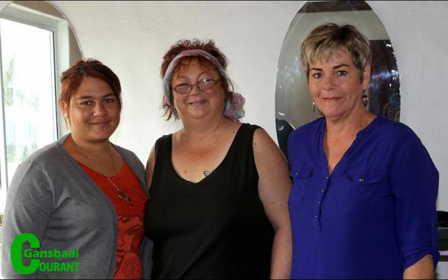 Hier neem Liezel Otto, Corinne Swart (die eienaar) en Russi Brett ‘n vinnige ruspose.  Hoewel hulle baie bekommerd was oor die verskuiwing van hulle Telkomlyn, werk alles weer klopdisselboom.