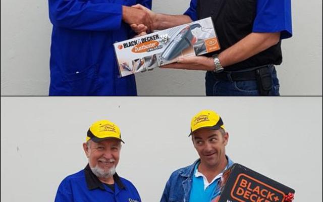 Foto bo:  Freddie Engelbrecht (links) ontvang ‘n hoëdruk-spuit wat hy in ‘n kompetisie by Omega Hardeware gewen het. Foto onder: Wayne Reich (regs) het die tweede prys gewen en neem sy motorstofsuier in ontvangs. In beide foto’s oorhandig Kobus van Staden,  die eienaar,  dit aan die wenners.
