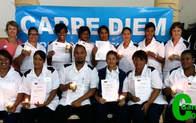 Op die foto ontvang die suksesvolle studente hul sertifikate van Elnette du Toit, area bestuurder van Kansa (links agter).  Die studente is voor van links:  Preseine Africa (hoogste lof toekenning), Shimonnay Visser, Denzil Ceasar, Natalie Pieterse, Andy Dyk en Aida Letsie.  Agter van links:  Elnette du Toit (spreker), Yolandie Jansen, Elwida Europa, Sharon Jantjies, Joynaline Marthinnus, Ronelda Barends, Mariégen Swart, Barbara Martins (hoogste lof toekenning) en Iréne de Waal (geregistreerde verpleegkundige en opleier).