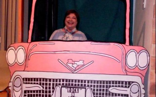 Marié Nelson agter die stuur van die pienk eietydse motor wat deel was van die ‘Rock-n-Roll’ tema-aand.