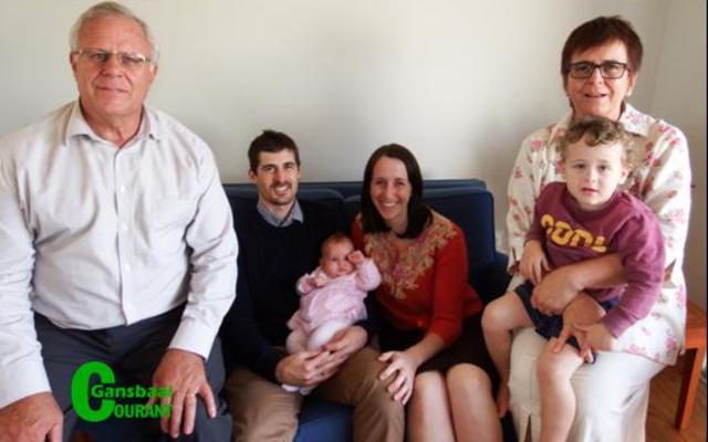 Die trotse doopouers en grootouers van Amélie Smit wat deur haar oupa gedoop is. Vlnr Oupa (ds) Dirk van Dyk, Christian en Inge Smit (doopouers) met die dopeling, Amélie Smit tussen hulle en Ouma Marina van Dyk met FC Smit, Amélie se boetie, op haar skoot.