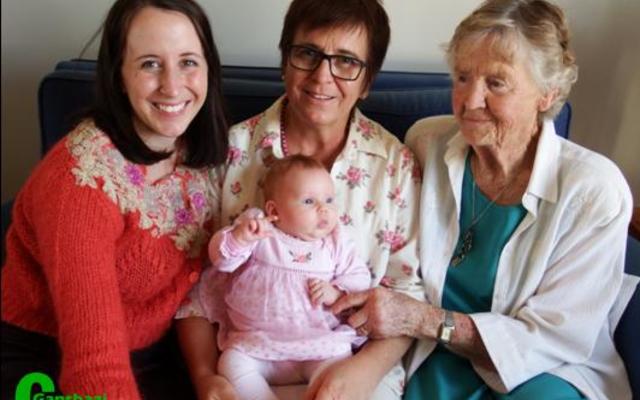 Vier vrouegeslagte bymekaar na afloop van die doopplegtigheid van ds Dirk en Marina van Dyk se kleindogter. Vlnr Inge Smit (ma), Marina van Dyk (ouma) en Ina Wevell (oumagrootjie). Op Marina se skoot is die 4de geslag, Amélie Smit wat deur haar oupa gedoop is.  