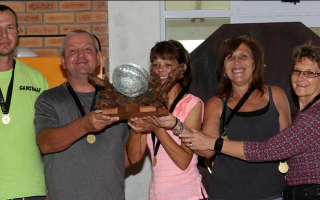 Die span van Gansbaai SAPD het met goue medaljes weggestap in die afdeling vir veterane.  Van links staan lt.kol Kholosa Moshi, bevelvoerder van die plaaslike polisiestasie, wat die medaljes oorhandig het, Frans Groenewald, Riaan Mostert, Jackie Hildebrand, Aletta van Rensburg, Anna-Marié Cameron en Isaac Kamfer.