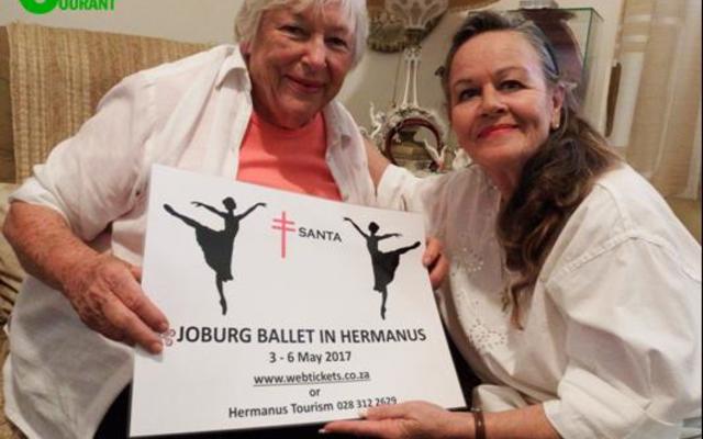Pat van Schoor van SANTA Hermanus (links) met een van die plakkate wat sy vir Lynette van Wyk, ‘n afgetrede professionele ballerina, in Gansbaai gebring het vir die bekendstelling van die maatskappy, Joburg Ballet wat van 3-6 Mei 2017 in Hermanus gaan optree.