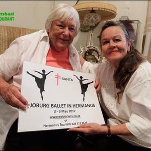 Pat van Schoor van SANTA Hermanus (links) met een van die plakkate wat sy vir Lynette van Wyk, ‘n afgetrede professionele ballerina, in Gansbaai gebring het vir die bekendstelling van die maatskappy, Joburg Ballet wat van 3-6 Mei 2017 in Hermanus gaan optree.
