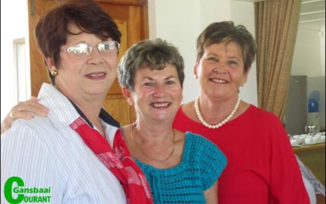 Twee bestuurslede van die Bietoubos Damesklub, Marie de Jager en Aletta Lochner, (onderskeidelik links en regs) saam met die gasspreker Annelene Reinke, wat oor kanker gesels het.