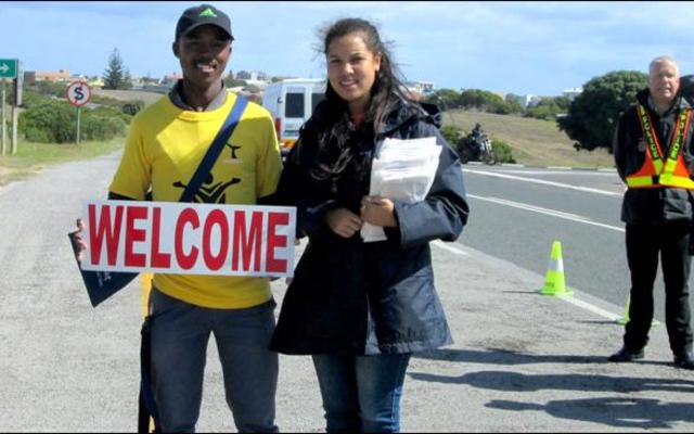 Gansbaai Toerisme se Alchona Jordaan en Megan Valentine  verwelkom vakansiegangers tydens die dorp se ‘vriendelike’ padblokkade.