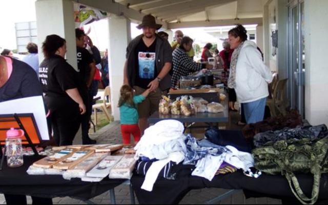 ‘n Bedrywige oomblik by die verskeidenheid van stalletjies tydens BARC se suksesvolle basaar.