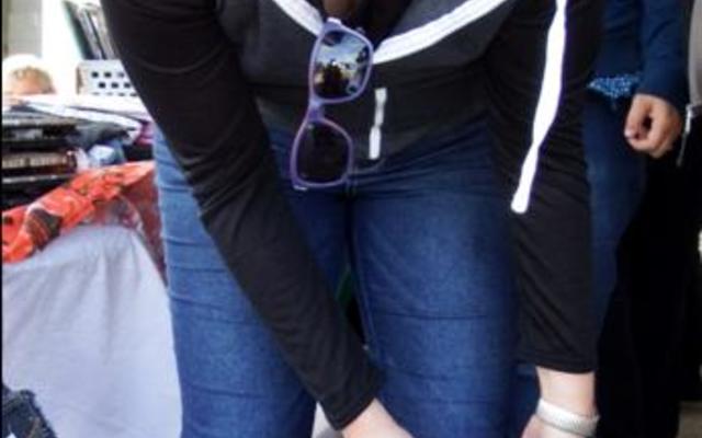 ‘n Ondersteuner vanaf Brackenfell in die Kaap, Suzanne Groenewald, het haar Whippet-hondjie, Devo, saamgebring om BARC se basaar saam met haar te geniet.