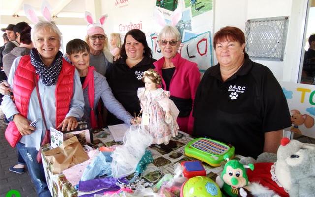 Hierdie groep BARC ondersteuners en vrywillige werkers kon nie genoeg kry van die porseleinpop wat met die aankoop van lootjies gewen kon word nie. Vlnr is Vera Swart, Anita Botha, Suretha Cloete, Andruzel Matthee, Elsabie Schoombie en Hannelie Jonas.