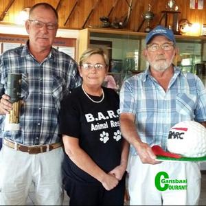 Bev Swart (links), wat die veiling hanteer het tydens BARC se gholfdag, staan by Annatjie Jonker van BARC en Piet Schoombie wat die hoogste op die gholfbalkoek gebie het.