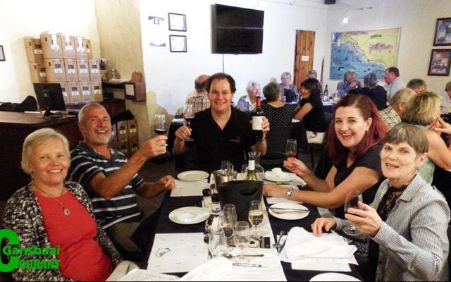 ‘n Gesellige oomblik tydens Gansbaai Wynproegilde se byeenkoms. Rhebokskloof Wynlandgoed se puik wyne was op die spyskaart. Van links om die tafel sit Molley en Johan van der Colff, Rhebokskloof se aanbieder, Henrico van Lill, Nelleke Ferreira en Anita Botha. 