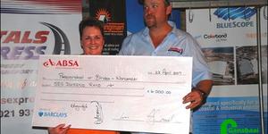 Die eerste R6 000 vir die Pionierskool vir Blindes in Worcester,  wat  intussen na R25 000 opgeskuif het, word deur Colleen de Kock  aan Edwan Swart van Petals Express oorhandig. 