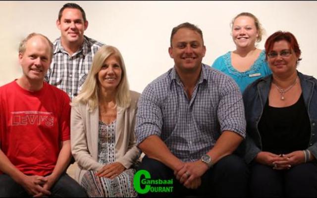 Die nuwe bestuur van Gansbaai Sakekamer glimlag hier saam met Francé Saayman (derde van links) wat die lede verlede week toegespreek het.  Voor van links is Hein van Wyk (vise-voorsitter), Julia Barlow (voorsitter) en langs Francé, Diana Nortman (addisionele lid).  Agter:  Mynhardt Geyer (tessourier) en Doulene Els (sekretaresse).