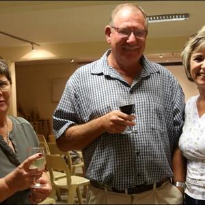 In gesellige luim tydens die jaarlikse algemene jaarvergadering van Gansbaai Sakekamer staan Glenda Kitley, bestuurder van Gansbaai Toerisme saam met Bev en Francis Swart.In gesellige luim tydens die jaarlikse algemene jaarvergadering van Gansbaai Sakekamer staan Glenda Kitley, bestuurder van Gansbaai Toerisme saam met Bev en Francis Swart.