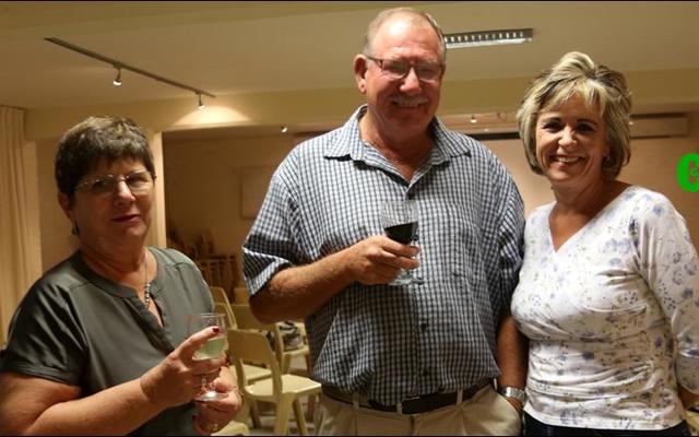 In gesellige luim tydens die jaarlikse algemene jaarvergadering van Gansbaai Sakekamer staan Glenda Kitley, bestuurder van Gansbaai Toerisme saam met Bev en Francis Swart.In gesellige luim tydens die jaarlikse algemene jaarvergadering van Gansbaai Sakekamer staan Glenda Kitley, bestuurder van Gansbaai Toerisme saam met Bev en Francis Swart.