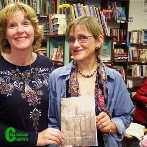 Die samestellers en redakteurs van die boek, “Die hart van God - Verhale van vroue in sending”, dr Lisel Joubert (links) en Isabel Murray, tydens die bekendstelling van die boek in Gansbaai.