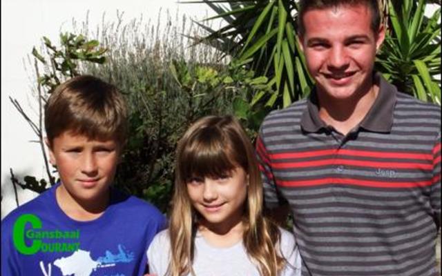 Pieter van der Merwe se 3 ALMSA musiekleerders, wat onlangs hul welver-diende sertifikate ontvang het, spog met Goue Ere-rolle en Teorie persen-tasies van hoër as 90%. Vlnr is Elmar van der Westhuizen (Graad 1 Teorie - 96% met ‘n Goue Ererol; Kitaar Voorgraad 1 - 93% met ‘n Goue Ererol), Elmar se suster, Cara van der Westhuizen (Graad 1 Teorie - 95% met ‘n Ererol; Klavier Voorgraad 1 - 93% met ‘n Goue Ererol) en die ervare Tiaan le Roux Boshoff (Sang Graad 6 - 90% met ‘n Ererol).