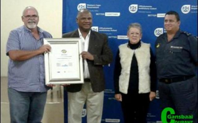 Franskraal Buurtwag spog met ‘n akkreditasie-sertifikaat wat hulle onlangs ontvang het.  Die seremonie op 28 April, het in Struisbaai plaasgevind waartydens minister Dan Plato namens die Wes-Kaapse Provinsiale Regering aan die buurtwagte van Grabouw tot in Struisbaai die sertifikaatplegtigheid waargeneem het. Vlnr is John Galvin, ('n Buurtwaglid) wat die sertifikaat namens Franskraal Buurtwag van minister Dan Plato in ontvangs geneem het. Langs hulle staan Lucille Mangiagalli (Polisiëringsforum) en Brig Heilbron.