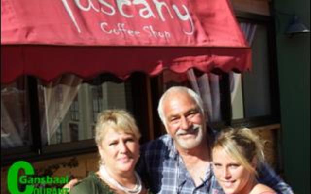 Tuscany se nuwe eienaars,  Madelein en Leon Steyn, saam met hulle dogter, Maryke.