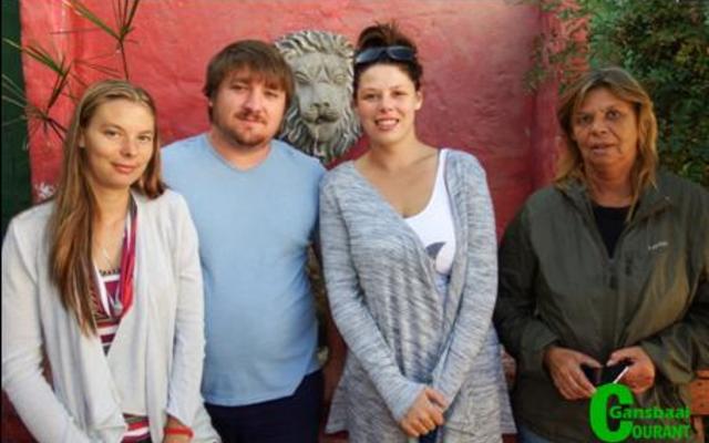 Die pragtige rooi geverfde fonteintjie by Tuscany maak dit ‘n gewilde bymekaarkomplek in die dorp. Sinta de Pauw (regs) geniet die vakansiedag saam met haar dogter, Elizna, JD van der Westhuizen  haar skoonseun en Andrea, haar jongste dogter.