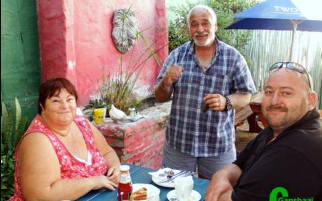 Die bekende BARC diereliefhebbers, Nols en Hannelie Jonas, gesels hier met Leon Steyn.