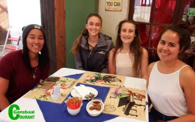 Die jong Gansbaaiers het die ontbyt by Tuscany Restaurant terdeë geniet. Hulle is van links: Maxene Valentine, Zulene van Niekerk, Anli Louw en Marne Jacobs.