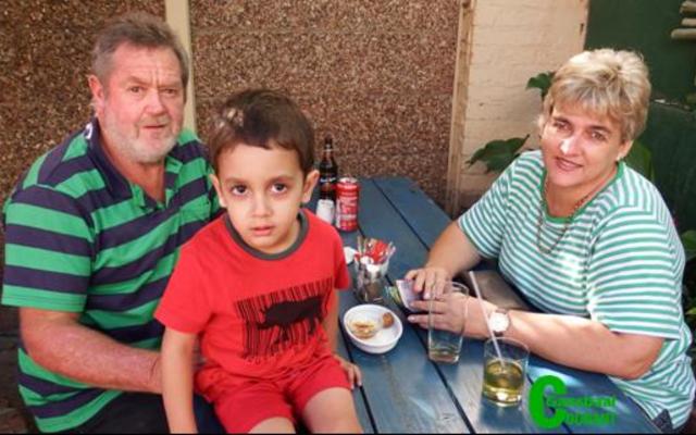 Oupa en Ouma Piet en Alda Bosman het hul kleinseun, Dilun (2½) saamgebring om sy dors by Tuscany te kom lawe tydens ‘n uitermatige warm Werkersdag.