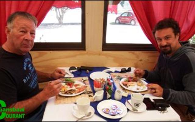 Kelly Saunders van Gansbaai en Geon Nel van Durbanville, ook oorspronklik van  Gansbaai, het deel uitgemaak van Tuscany se eerste gaste.