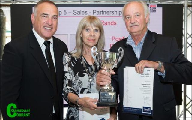  Seef Country / Pearly Beach se wenners in die kategorie: Vennootskap van 2-eenhede, Nelia Muller (middel) en Dave Kunneke (regs), saam met Samuel Seeff, voorsitter: Seeff Suid-Afrika.