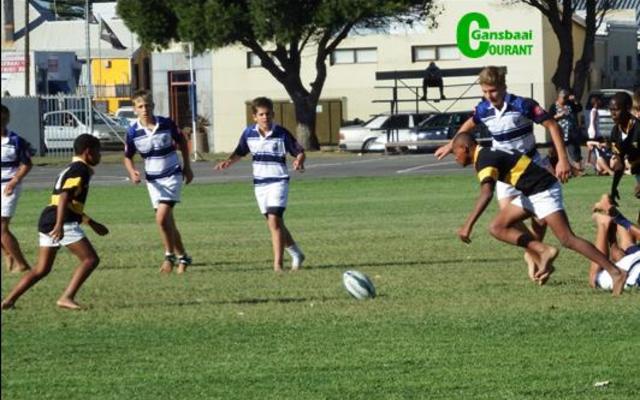 ‘n Oomblik van aksie, waarvan die dag oorlaai was, tydens die 7’s Rugbydag by Laerskool Gansbaai.