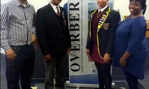 Amy en Sfiso baat by FEDSAS beraad